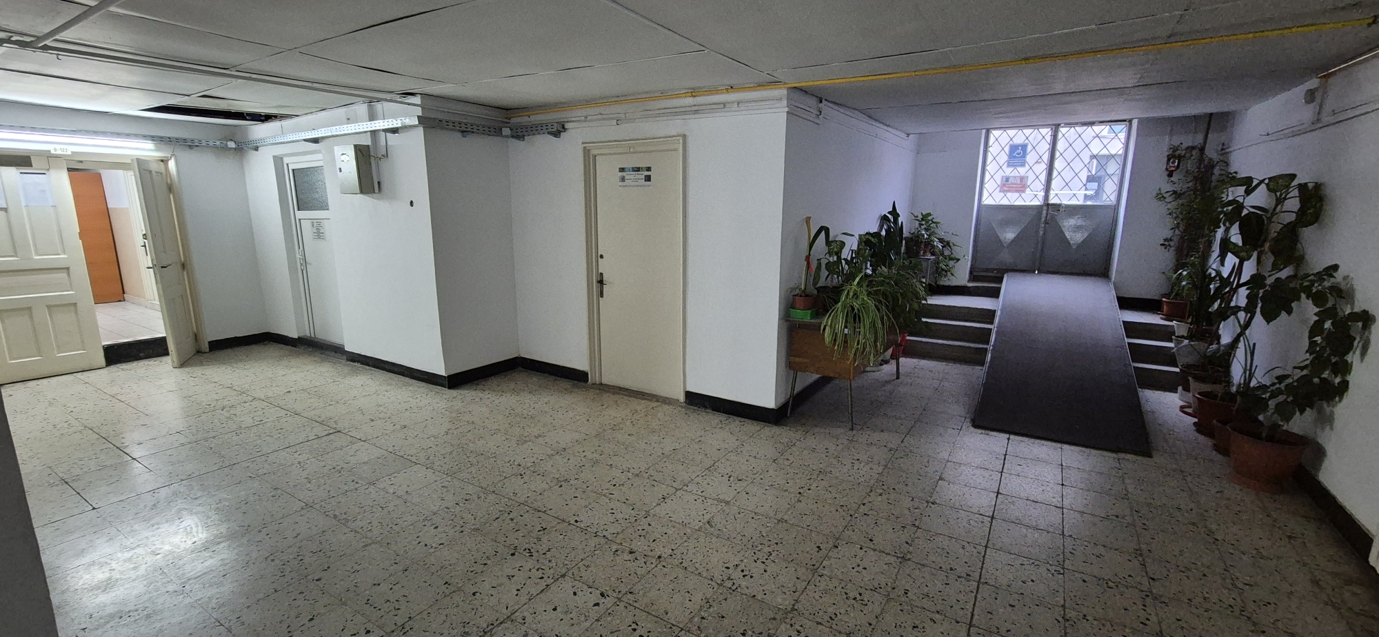Corp B UAIC, Bulevardul Carol I, nr. 20 A, Scoala doctorală - hol cu rampă acces persoane cu dizabilităţi  - 2